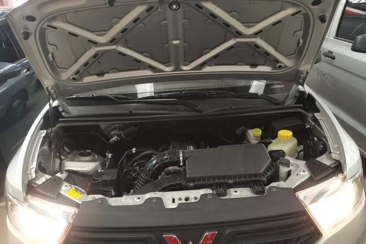 Used Wuling Hongguang V 2022 1.5L Jingqu Edition Enclosed-Window Vehicle with Hydraulic Power Steering LAR Engine Bay