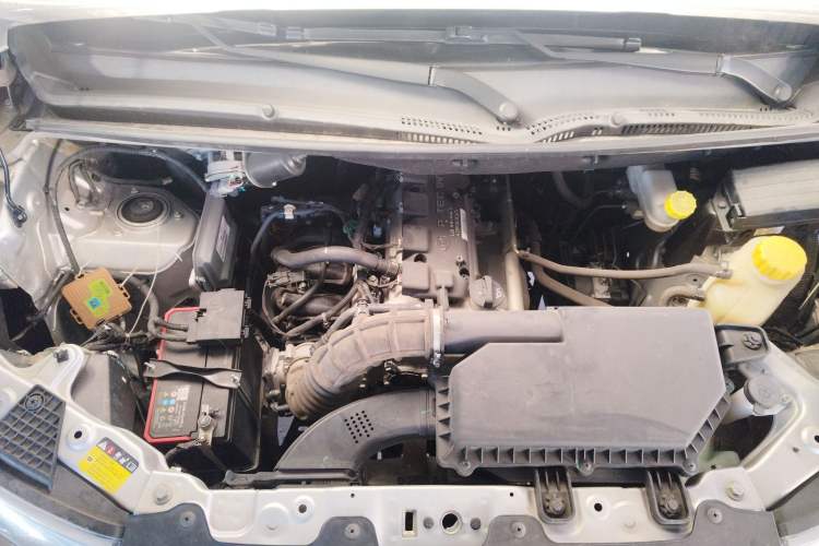 Used Wuling Hongguang V 2022 1.5L Jingqu Edition Enclosed-Window Vehicle with Electric Power Steering LAR Engine Bay