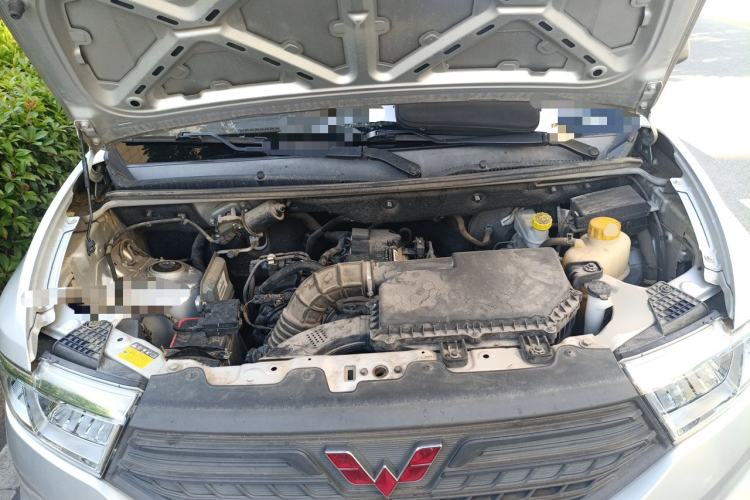 Used Wuling Hongguang V 2022 1.5L Jingqu Edition Enclosed-Window Vehicle with Hydraulic Power Steering LAR Engine Bay