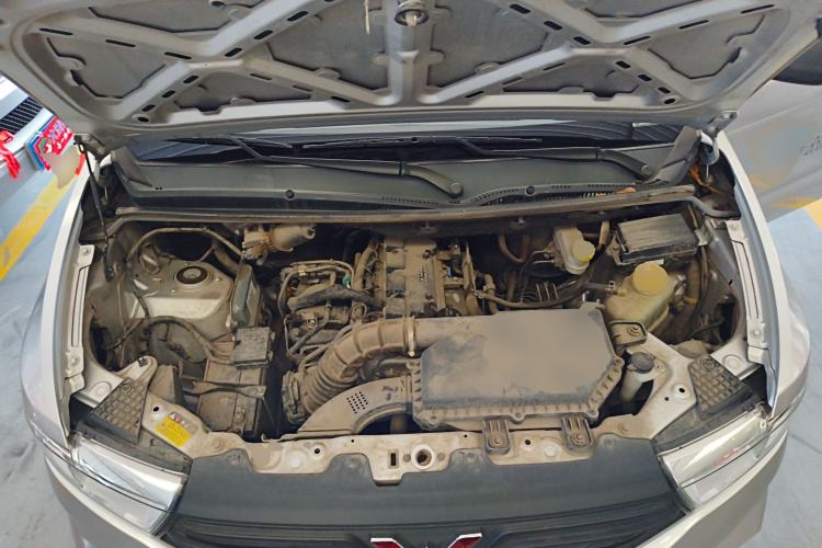 Used Wuling Hongguang V 2022 1.5L Jingqu Edition Enclosed-Window Vehicle with Hydraulic Power Steering LAR Engine Bay