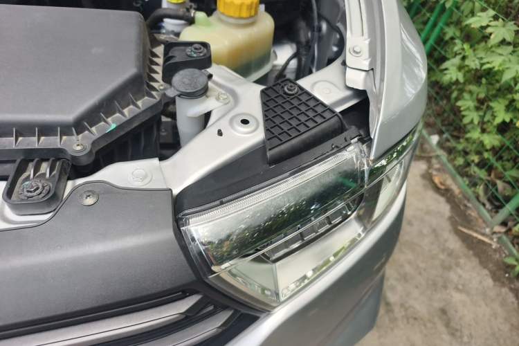 Used Wuling Hongguang V 2022 1.5L Jingqu Edition Electric-Assist LAR Engine Bay Left