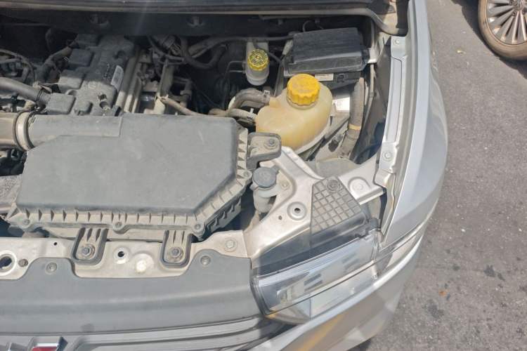 Used Wuling Hongguang V 2022 1.5L Jingqu Edition Enclosed-Window Vehicle with Hydraulic Power Steering LAR Engine Bay Left