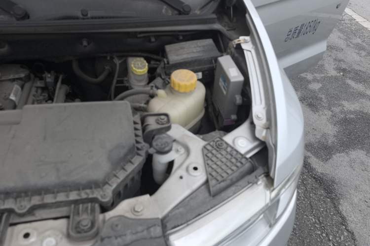 Used Wuling Hongguang V 2022 1.5L Jingqu Edition Enclosed-Window Vehicle with Hydraulic Power Steering LAR Engine Bay Left