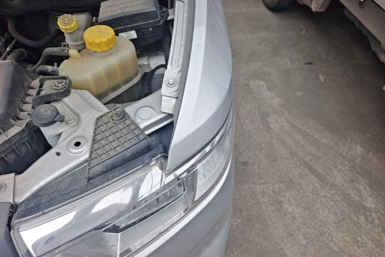 Used Wuling Hongguang V 2022 1.5L Jingqu Edition Electric-Assist LAR Engine Bay Left