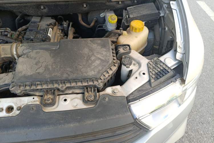 Used Wuling Hongguang V 2022 1.5L Jingqu Edition Enclosed-Window Vehicle with Hydraulic Power Steering LAR Engine Bay Left