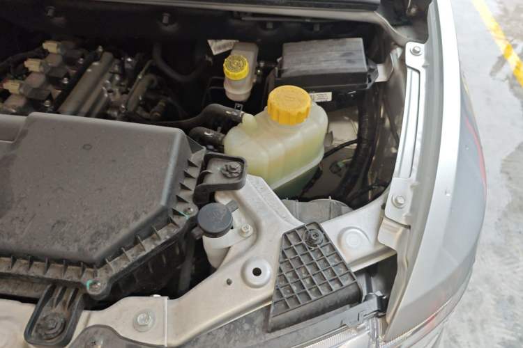 Used Wuling Hongguang V 2022 1.5L Jingqu Edition Electric-Assist LAR Engine Bay Left