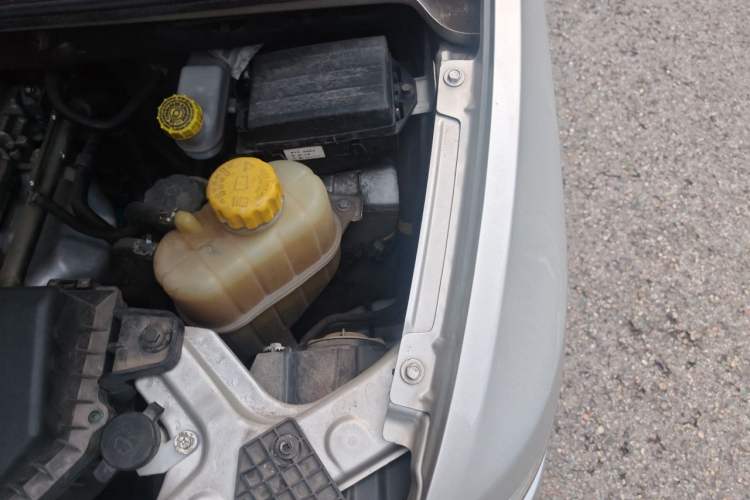 Used Wuling Hongguang V 2022 1.5L Jingqu Edition Electric-Assist LAR Engine Bay Left