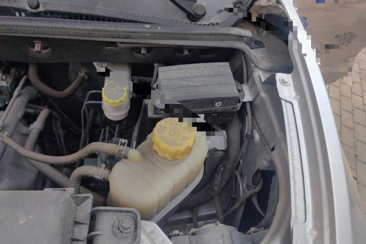 Used Wuling Hongguang V 2022 1.5L Jingqu Edition Enclosed-Window Vehicle with Electric Power Steering LAR Engine Bay Left