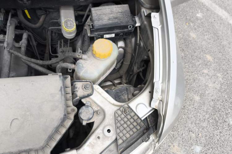 Used Wuling Hongguang V 2022 1.5L Jingqu Edition Enclosed-Window Vehicle with Hydraulic Power Steering LAR Engine Bay Left