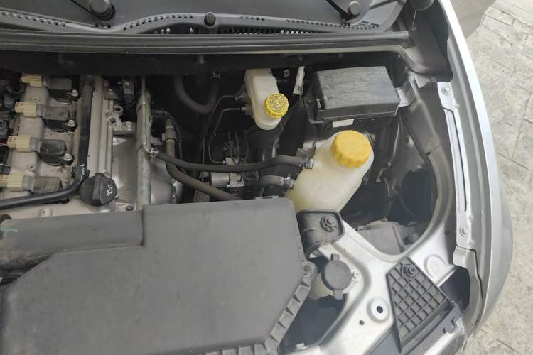 Used Wuling Hongguang V 2022 1.5L Jingqu Edition Electric-Assist LAR Engine Bay Left