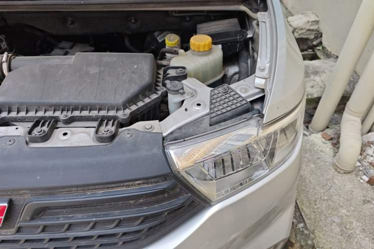Used Wuling Hongguang V 2022 1.5L Jingqu Edition Electric-Assist LAR Engine Bay Left
