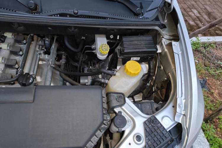 Used Wuling Hongguang V 2022 1.5L Jingqu Edition Electric-Assist LAR Engine Bay Left
