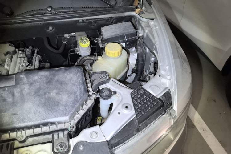 Used Wuling Hongguang V 2022 1.5L Jingqu Edition Enclosed-Window Vehicle with Hydraulic Power Steering LAR Engine Bay Left
