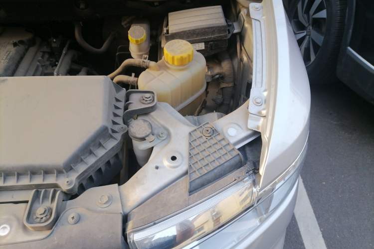Used Wuling Hongguang V 2022 1.5L Jingqu Edition Enclosed-Window Vehicle with Hydraulic Power Steering LAR Engine Bay Left