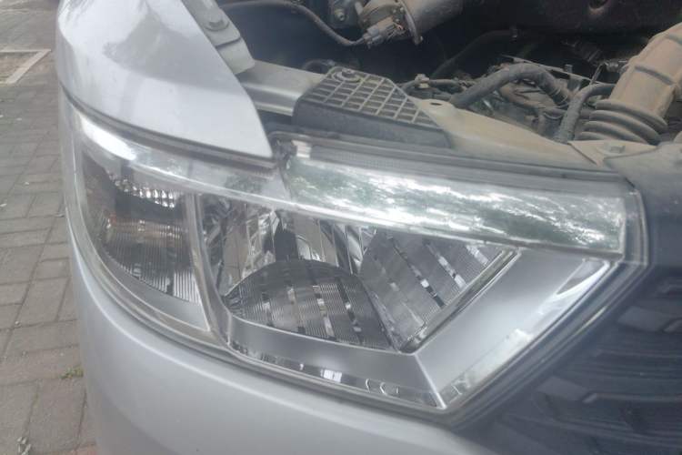 Used Wuling Hongguang V 2022 1.5L Jingqu Edition Enclosed-Window Vehicle with Hydraulic Power Steering LAR Engine Bay Left