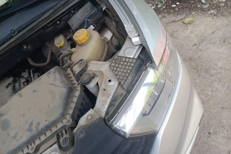 Used Wuling Hongguang V 2022 1.5L Jingqu Edition Enclosed-Window Vehicle with Hydraulic Power Steering LAR Engine Bay Left