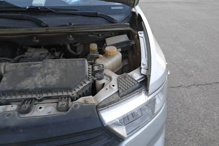 Used Wuling Hongguang V 2022 1.5L Jingqu Edition Enclosed-Window Vehicle with Hydraulic Power Steering LAR Engine Bay Left
