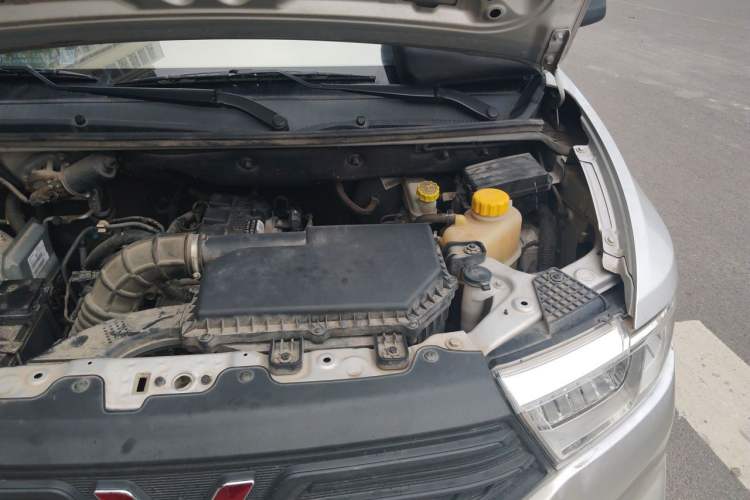 Used Wuling Hongguang V 2022 1.5L Jingqu Edition Enclosed-Window Vehicle with Electric Power Steering LAR Engine Bay Left