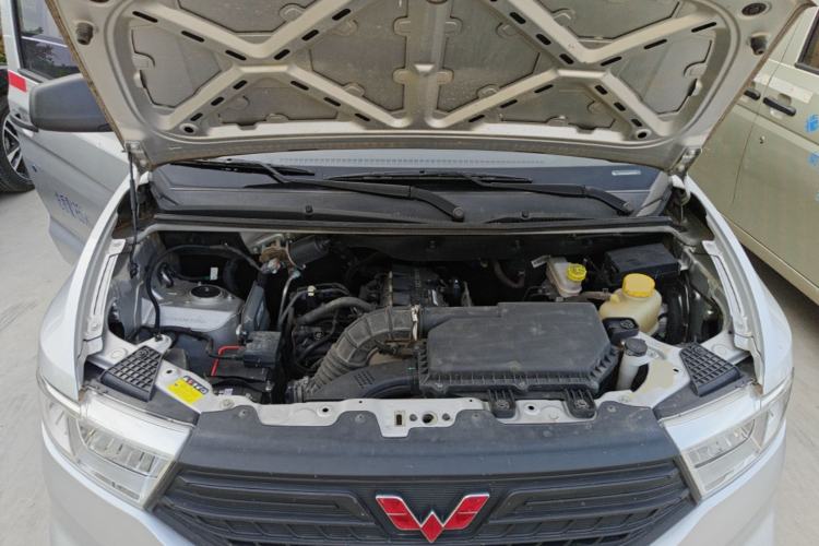 Used Wuling Hongguang V 2022 1.5L Jingqu Edition Enclosed-Window Vehicle with Hydraulic Power Steering LAR Engine Bay