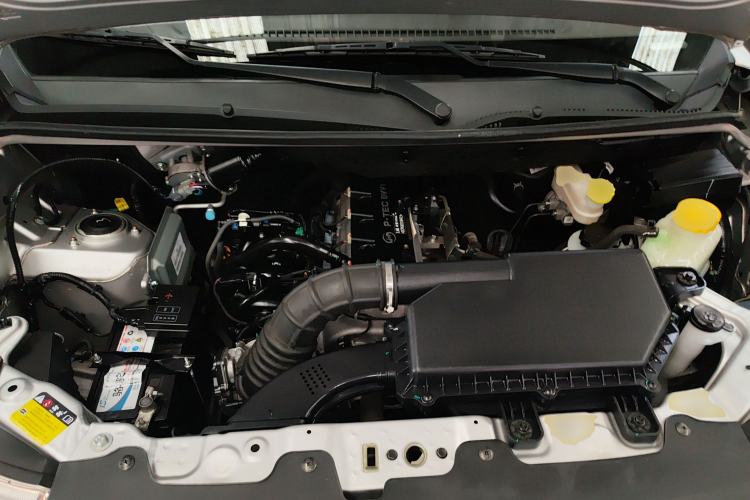 Used Wuling Hongguang V 2022 1.5L Jingqu Edition Enclosed-Window Vehicle with Hydraulic Power Steering LAR Engine Bay