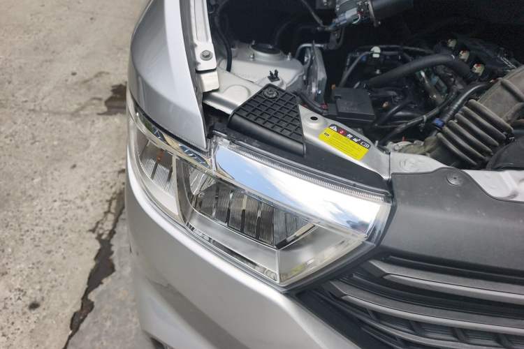 Used Wuling Hongguang V 2022 1.5L Jingqu Edition Electric-Assist LAR Engine Bay Right