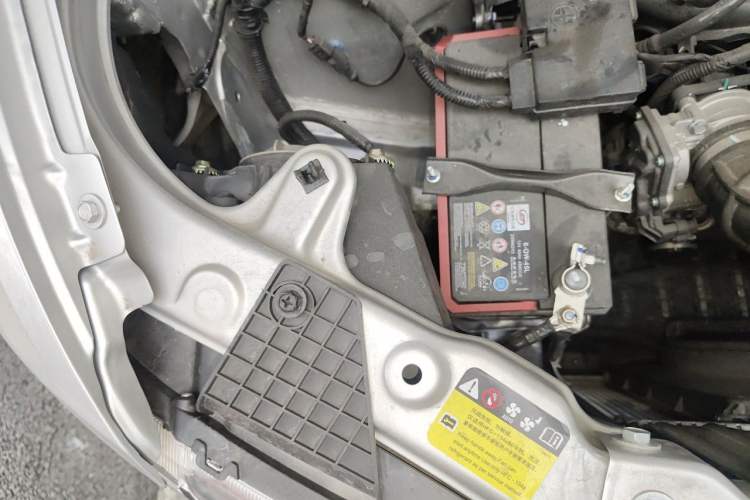 Used Wuling Hongguang V 2022 1.5L Jingqu Edition Electric-Assist LAR Engine Bay Right