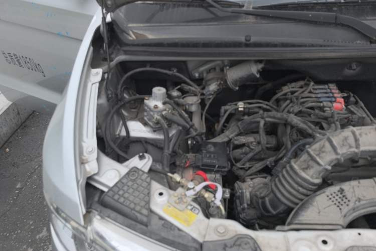 Used Wuling Hongguang V 2022 1.5L Jingqu Edition Enclosed-Window Vehicle with Hydraulic Power Steering LAR Engine Bay Right
