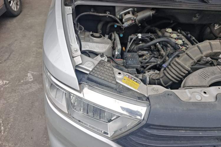 Used Wuling Hongguang V 2022 1.5L Jingqu Edition Electric-Assist LAR Engine Bay Right