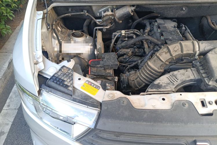 Used Wuling Hongguang V 2022 1.5L Jingqu Edition Enclosed-Window Vehicle with Hydraulic Power Steering LAR Engine Bay Right