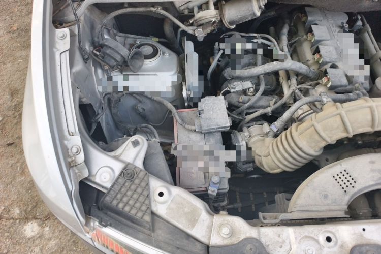 Used Wuling Hongguang V 2022 1.5L Jingqu Edition Enclosed-Window Vehicle with Electric Power Steering LAR Engine Bay Right