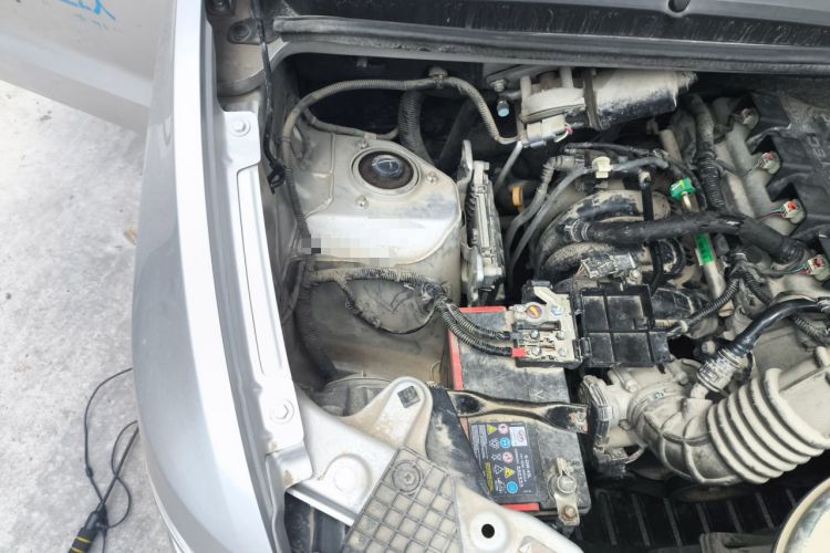 Used Wuling Hongguang V 2022 1.5L Jingqu Edition Enclosed-Window Vehicle with Hydraulic Power Steering LAR Engine Bay Right