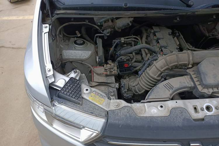 Used Wuling Hongguang V 2022 1.5L Jingqu Edition Electric-Assist LAR Engine Bay Right
