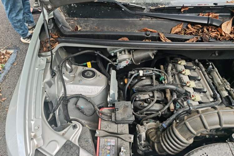 Used Wuling Hongguang V 2022 1.5L Jingqu Edition Electric-Assist LAR Engine Bay Right