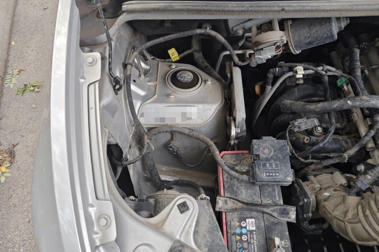 Used Wuling Hongguang V 2022 1.5L Jingqu Edition Enclosed-Window Vehicle with Hydraulic Power Steering LAR Engine Bay Right