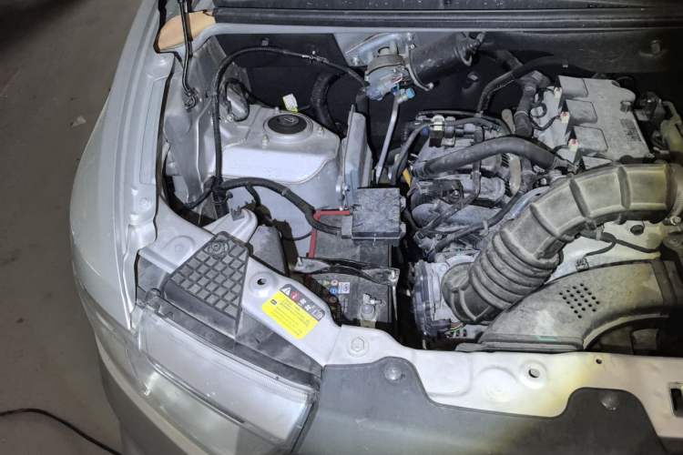 Used Wuling Hongguang V 2022 1.5L Jingqu Edition Enclosed-Window Vehicle with Hydraulic Power Steering LAR Engine Bay Right