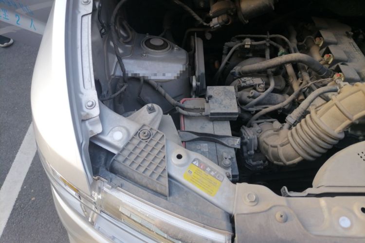 Used Wuling Hongguang V 2022 1.5L Jingqu Edition Enclosed-Window Vehicle with Hydraulic Power Steering LAR Engine Bay Right