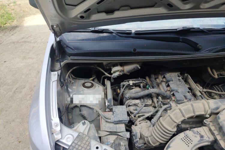 Used Wuling Hongguang V 2022 1.5L Jingqu Edition Enclosed-Window Vehicle with Electric Power Steering LAR Engine Bay Right