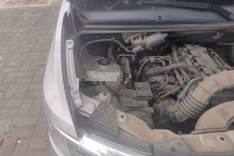 Used Wuling Hongguang V 2022 1.5L Jingqu Edition Enclosed-Window Vehicle with Hydraulic Power Steering LAR Engine Bay Right