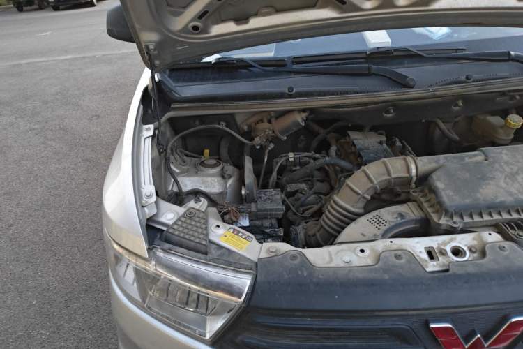 Used Wuling Hongguang V 2022 1.5L Jingqu Edition Enclosed-Window Vehicle with Hydraulic Power Steering LAR Engine Bay Right