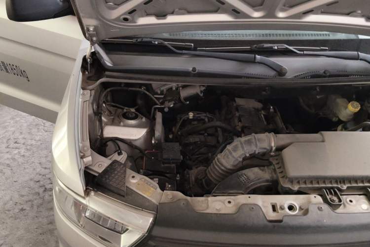 Used Wuling Hongguang V 2022 1.5L Jingqu Edition Enclosed-Window Vehicle with Hydraulic Power Steering LAR Engine Bay Right