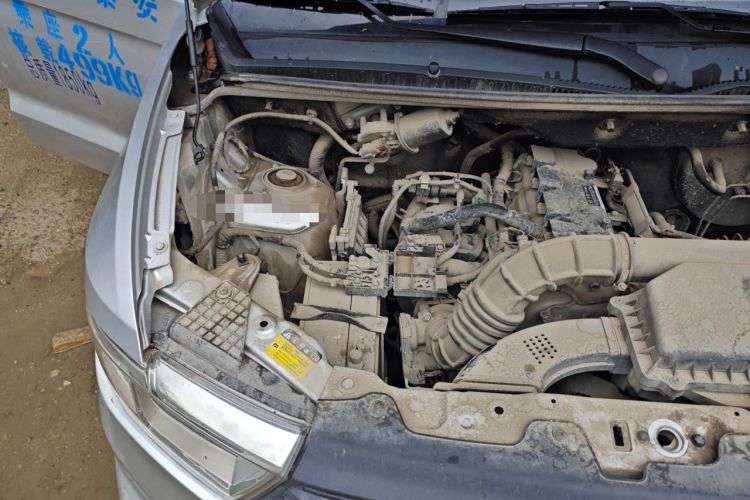 Used Wuling Hongguang V 2022 1.5L Jingqu Edition Enclosed-Window Vehicle with Electric Power Steering LAR Engine Bay Right