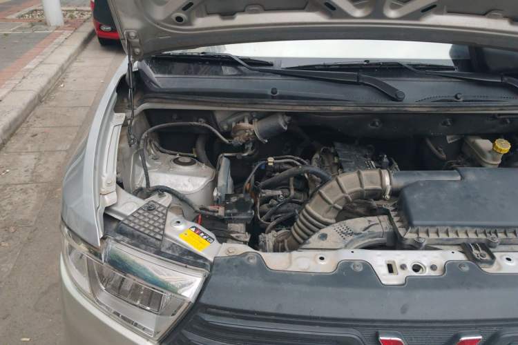 Used Wuling Hongguang V 2022 1.5L Jingqu Edition Enclosed-Window Vehicle with Electric Power Steering LAR Engine Bay Right