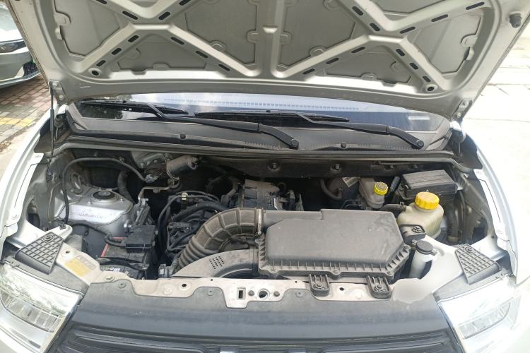 Used Wuling Hongguang V 2022 1.5L Jingqu Edition Enclosed-Window Vehicle with Electric Power Steering LAR Engine Bay