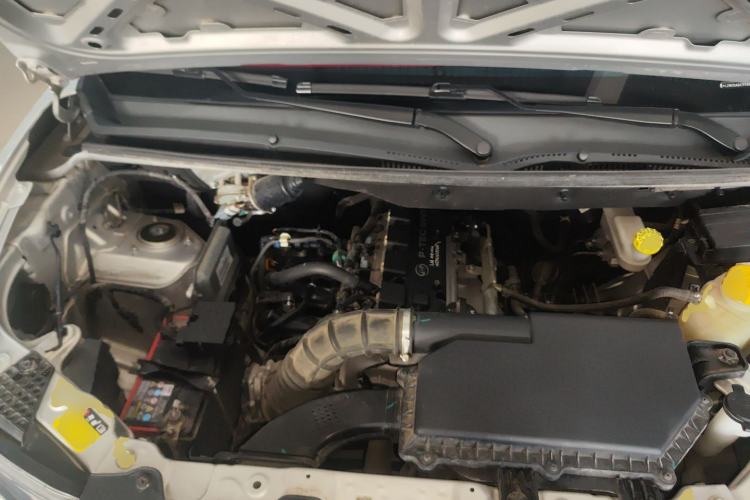 Used Wuling Hongguang V 2022 1.5L Jingqu Edition Enclosed-Window Vehicle with Electric Power Steering LAR Engine Bay