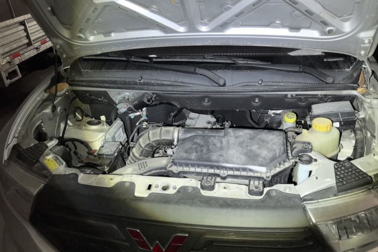 Used Wuling Hongguang V 2022 1.5L Jingqu Edition Enclosed-Window Vehicle with Hydraulic Power Steering LAR Engine Bay