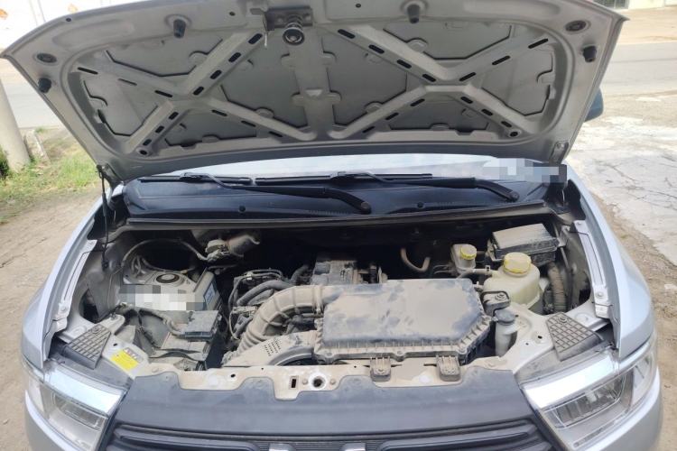 Used Wuling Hongguang V 2022 1.5L Jingqu Edition Enclosed-Window Vehicle with Electric Power Steering LAR Engine Bay