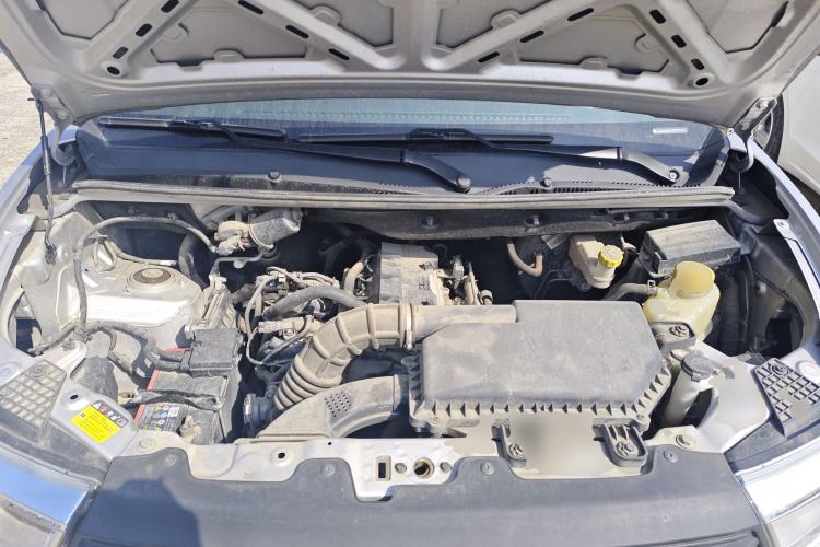 Used Wuling Hongguang V 2022 1.5L Jingqu Edition Enclosed-Window Vehicle with Electric Power Steering LAR Engine Bay