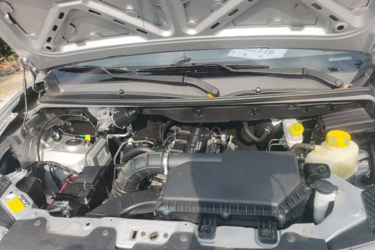 Used Wuling Hongguang V 2022 1.5L Jingqu Edition Enclosed-Window Vehicle with Hydraulic Power Steering LAR Engine Bay