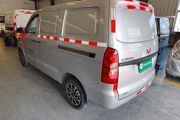 Used Wuling Hongguang V 2022 1.5L Jingqu Edition Enclosed-Window Vehicle with Hydraulic Power Steering LAR Exterior 2