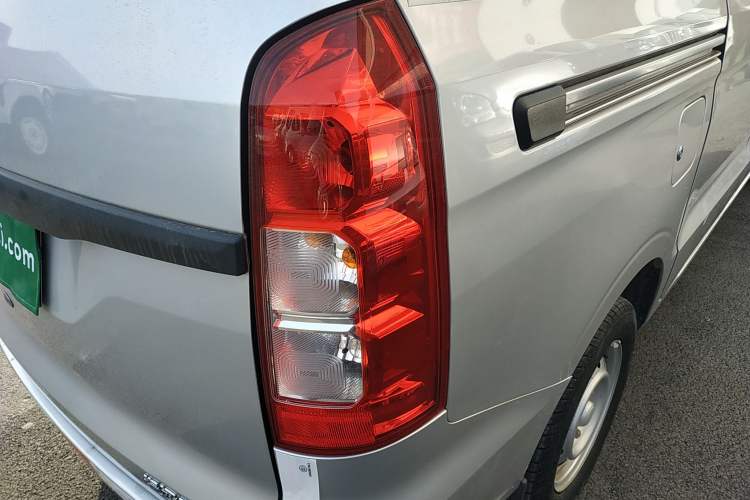 Used Wuling Hongguang V 2022 1.5L Jingqu Edition Enclosed-Window Vehicle with Hydraulic Power Steering LAR Exterior 3